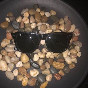 Ray•Ban Black wayfarer RB 2140